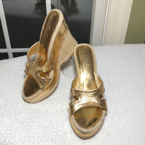 Sweet Sixteen Gold Metallic Wedges - Picture 2 of 10